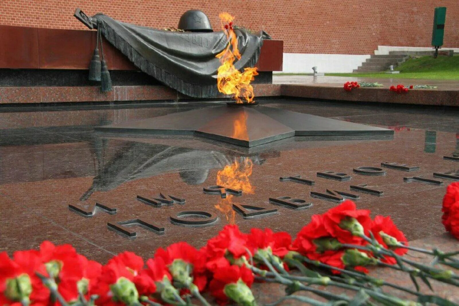 Могила неизвестного солдата Москва. Мемориальный комплекс могила неизвестного солдата. Могила неизвестного солдата у кремлевской стены. Александровский сад могила неизвестного солдата.