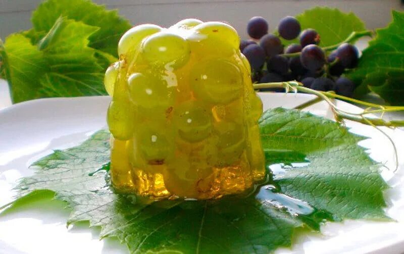 Виноградный десерт. Грузинский десерт пеламуши. Сорбет десерт. Пеламуши грузинская кухня. Десерт с виноградом.