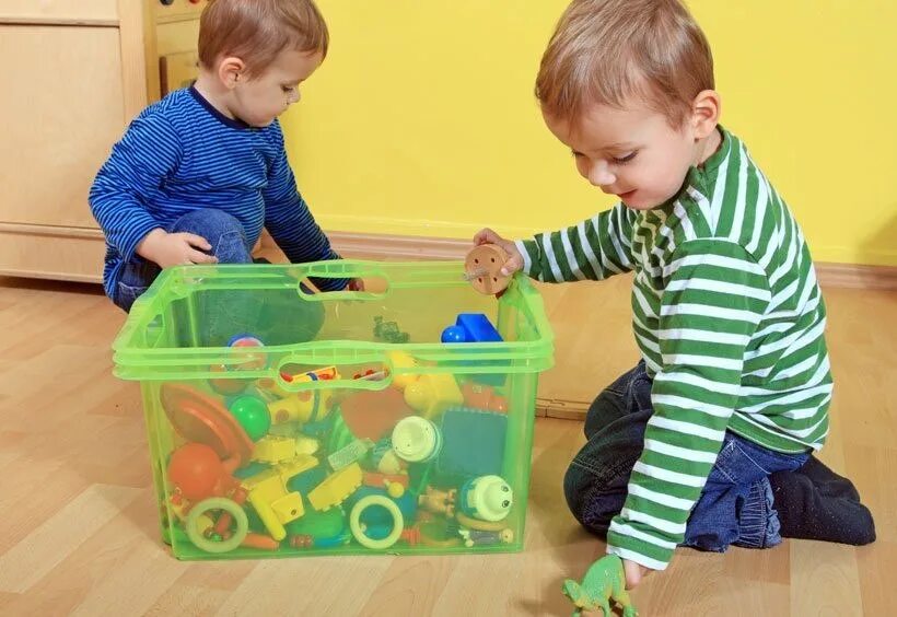 Красиво убранные детские игрушки. Игрушка которая убирает игрушки. Дитиубирают игрушки. Разбросанные игрушки в детской. Игрушки для детей в садик.
