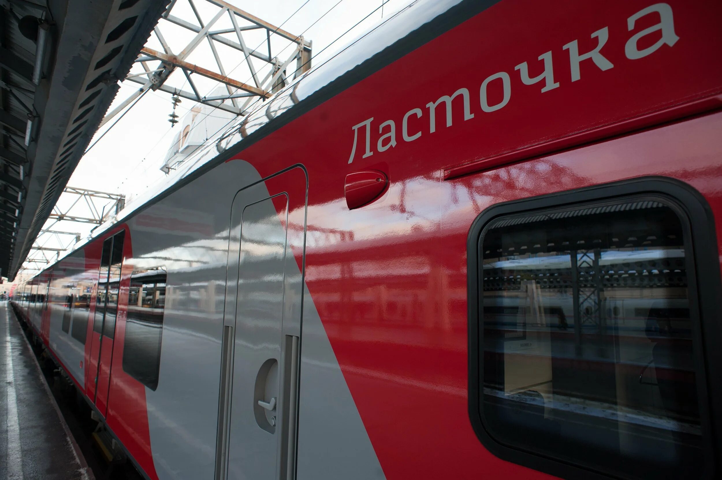 Ржд электрички спб. Поезд Ласточка Москва. Скоростной поезд Ласточка. РЖД поезд Ласточка СПБ Москва. Поезд Ласточка Самара.