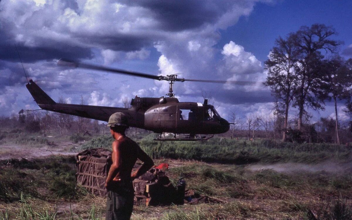 Uh 1 вьетнам. Uh-1 хьюи вьетнам. хьюи вертолет вьетнам. вертолёт ирокез uh-1 во вьетнаме.
