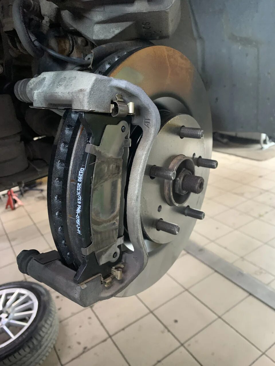Замена задних колодок лексус gs300. Задние колодки лексус rx330. Замена тормозных колодок лексус. Is350 тормоза. Колодки ручника лексус rx300.