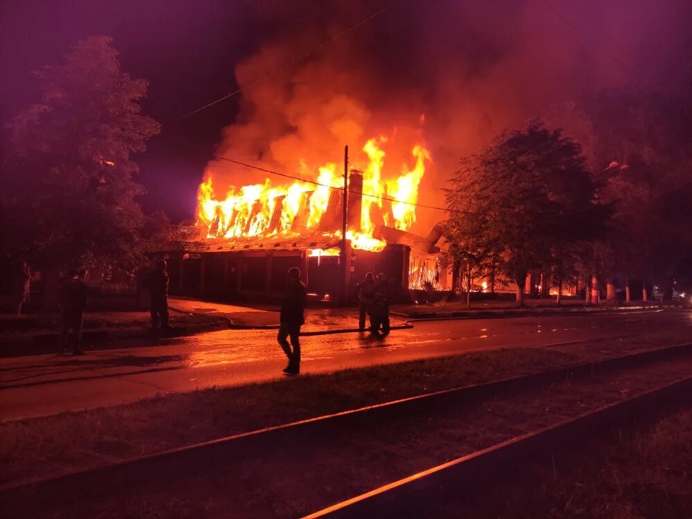 Пожар в Ульяновске семь пятниц. 7 Пятниц Ульяновск. Кафе 7 пятниц Ульяновск. Сгоревшее кафе. Вчера поздно вечером