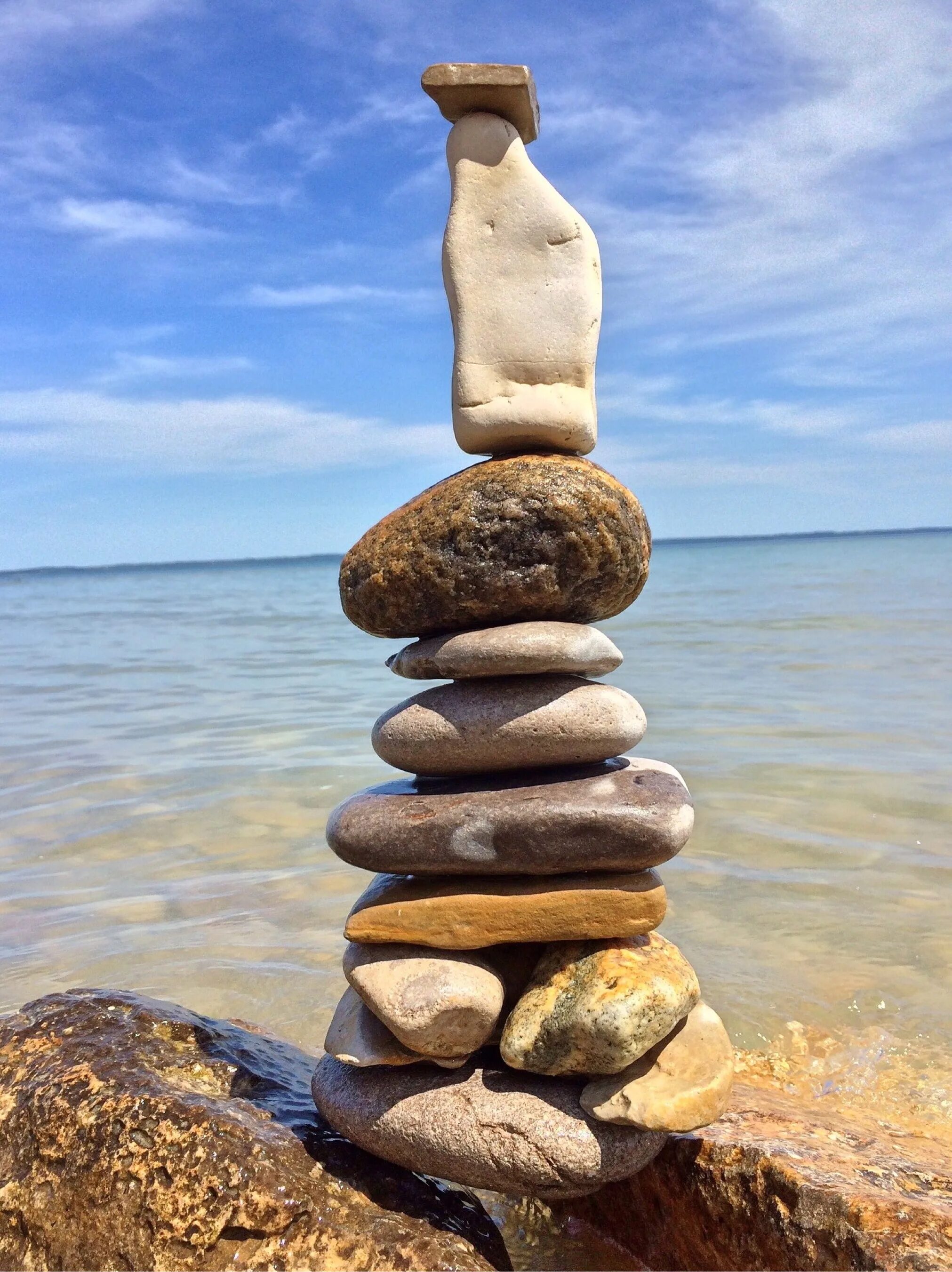 Установить камни времени. Камни на берегу моря. Море камни. Скульптура из камня. Камешки на море.