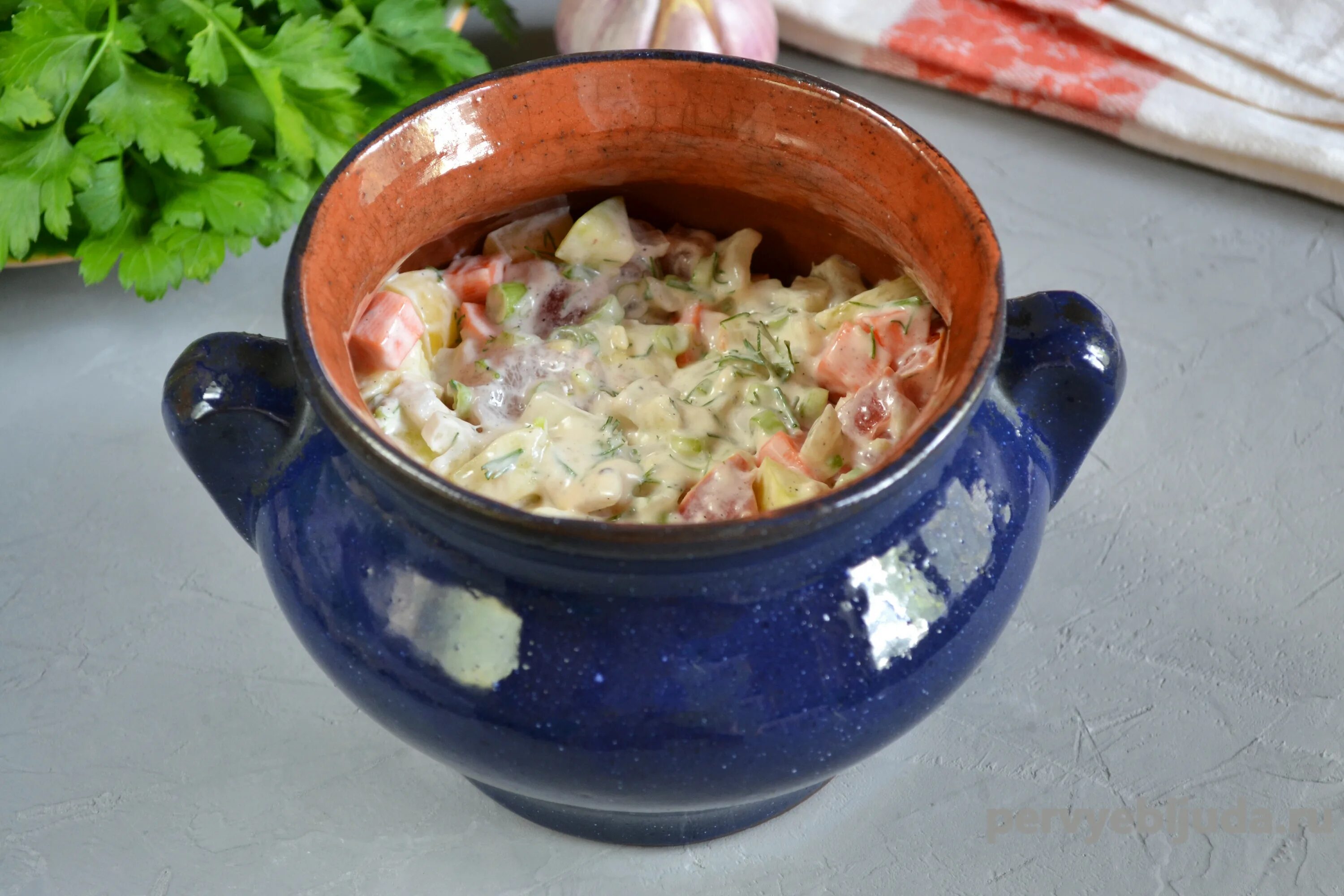 Рагу в горшочках с мясом. Рагу в горшочках в духовке. овощное рагу в горшочке в духовке. фасоль в горшочке. фасоль в горшочках в духовке.