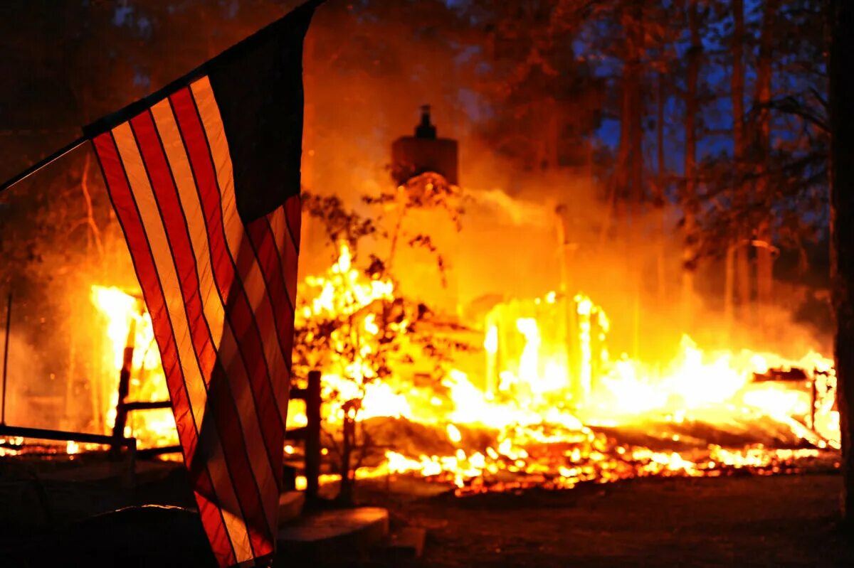 Правда ни в огне. Америка в огне. США В огне. Белый дом в огне США. Горящий американский флаг.