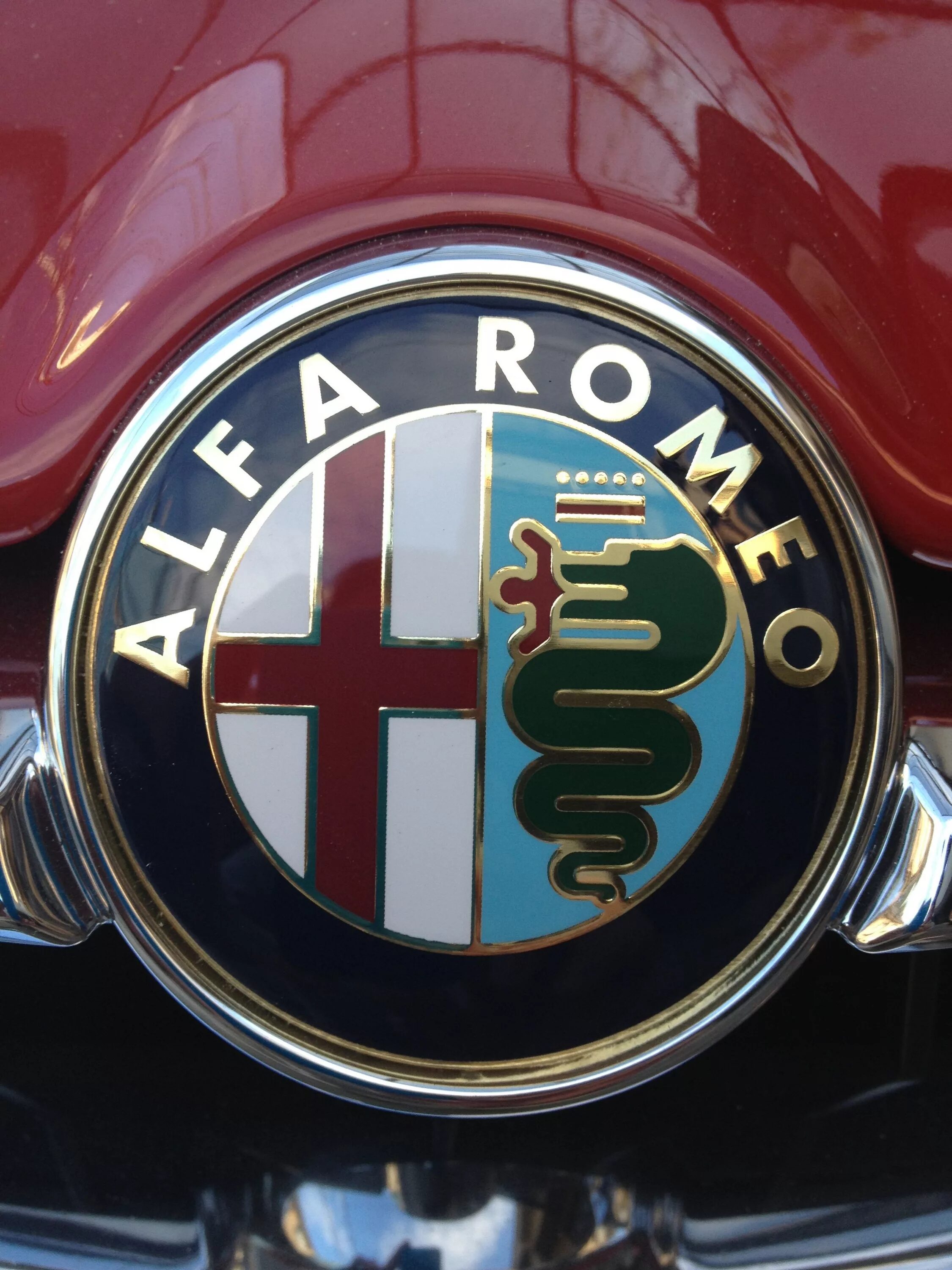 Знак альфа ромео. Alfa Romeo значок. Альфа Ромео логотип. Альфа Ромео знак машины. Альфа Ромео значок старый.