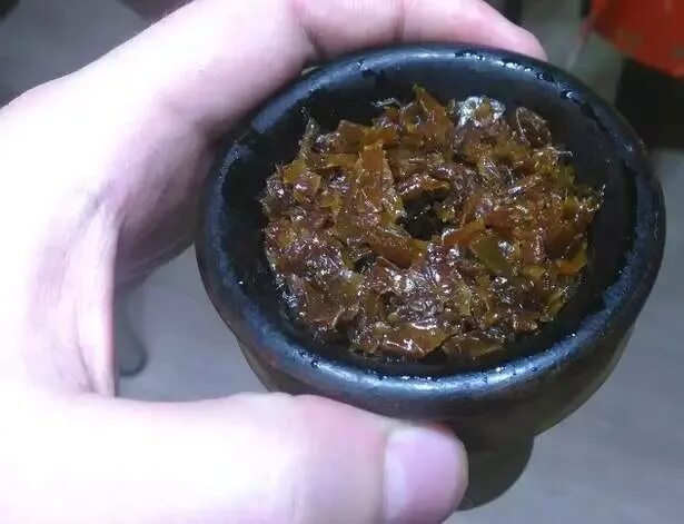 Сколько табака в чашу кальяна. Забивка табака в чашу кальяна. забитая чаша для кальяна. забитая чаша для кальяна с колодцем. чаша с табаком для кальяна.