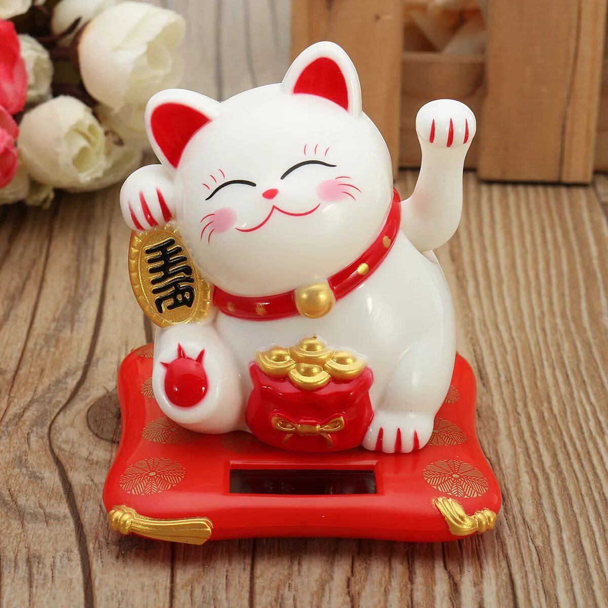 Талисман манэки нэко. Манэки нэко в японии. Манэки нэко традиционная японская. Белый кот манэки нэко. Манэки-нэко 3х цветный.