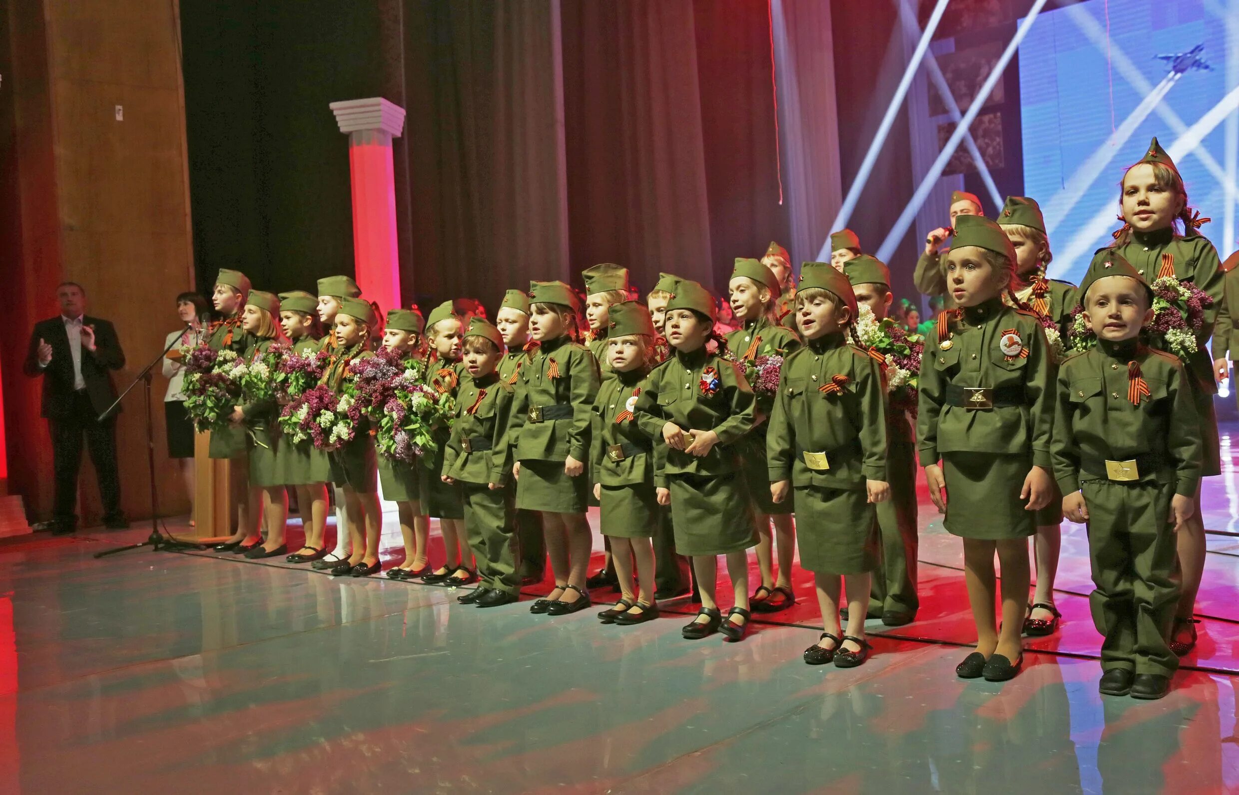 Детский хор в военной форме. Дети в военной форме поют. Выступление детей в военной форме. Дети в военной форме картинки. Детский хор военный