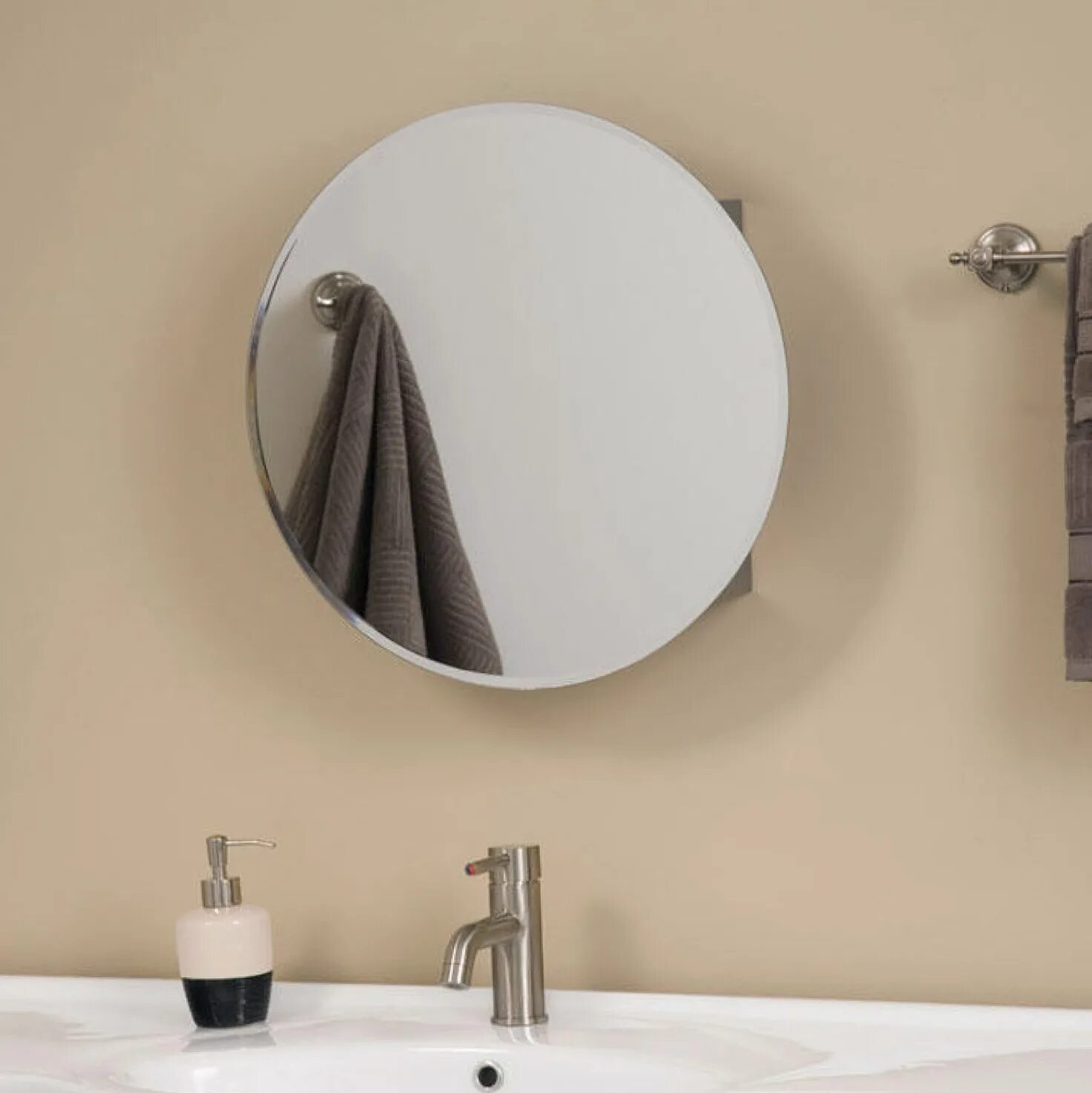 Подвесное зеркало для ванной. Зеркало в ванную. Круглое зеркало в ванную комнату. Зеркало круглое подвесное в ванную. Круглое зеркало с шкафчиком в ванную.