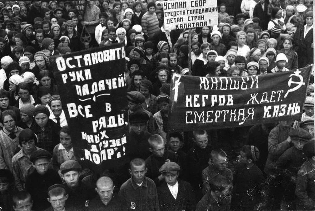 Что случилось 14 апреля 1930 года. Демонстрации СССР 1930. Митинг в СССР 1930. Советская демонстрация. Митинги 1930е года СССР.