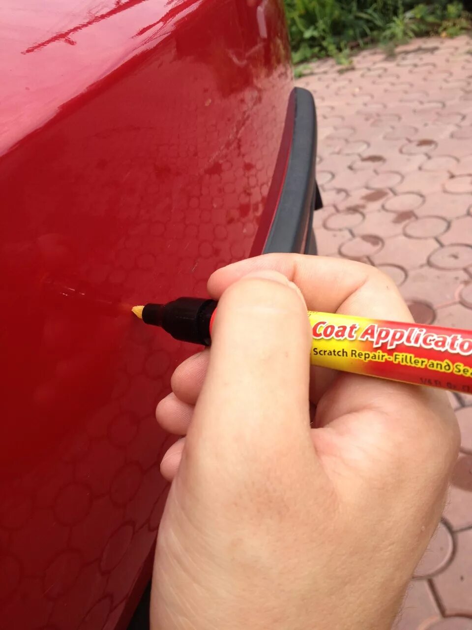Заделать сколы на автомобиле. Полировка царапин на кузове автомобиля. Для заделывания царапин на авто. Закрасить сколы на авто. Машина карандашом.