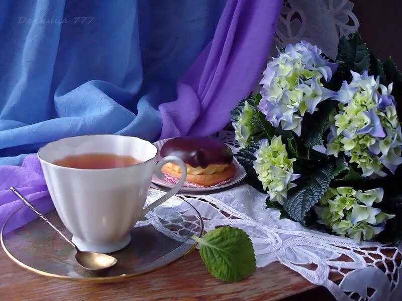 Уютного весеннего вечера картинки с надписями. Вечернее чаепитие. Приятного вечера и чаепития. Вечерний чай с цветами. Красивый Вечерний натюрморт.