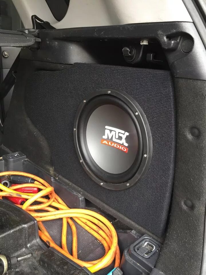 Встроенный сабвуфер форд фокус 2. Сабвуфер vw tiguan. Стелс с фазоинвертором. Встроенный саб. Сабвуфер вольво хс90.