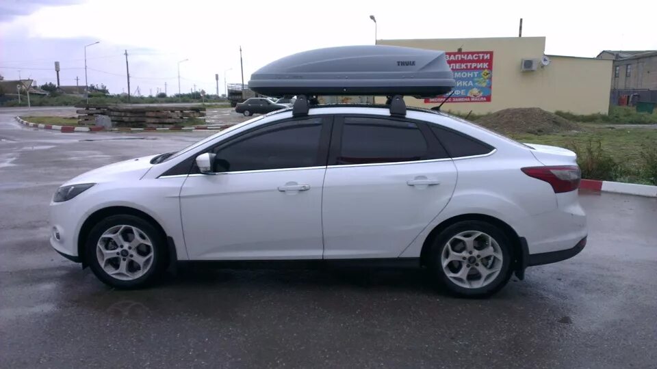 Багажник на форд фокус 3 универсал. Багажник на крышу Форд фокус 3. Thule Pacific 200 Ford Focus. Багажник на крышу Форд фокус 3 седан. Ford Focus 3 sedan багажник на крышу.