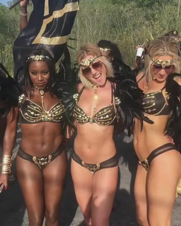 Miss like. Бразильские девушки. Фигуры бразильских женщин. Карнавал в бикини. Бразильские женщины свободного поведения.