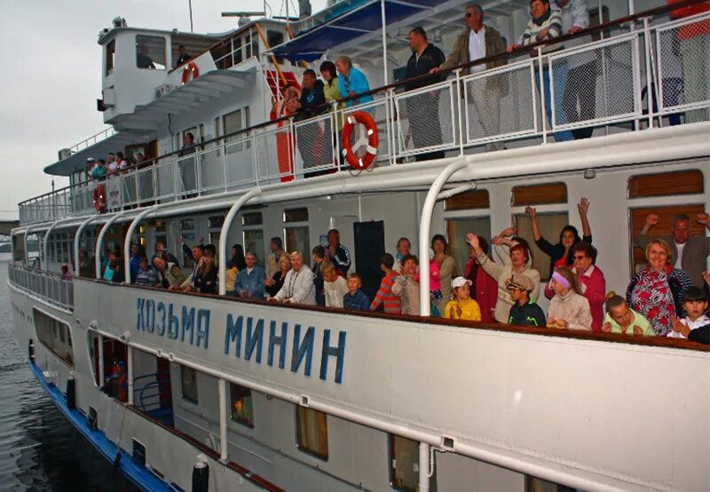 Круиз на теплоходе из перми. Теплоход козьма минин пермь. речной круиз козьма минин пермь. круиз на теплоходе козьма минин. капитан теплохода козьма минин.