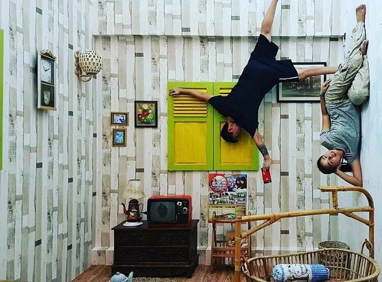 Фотосессия сюрреализм. Фотосессия вниз головой. Housenie -upside down. Человек вверх ногами. Up side down.
