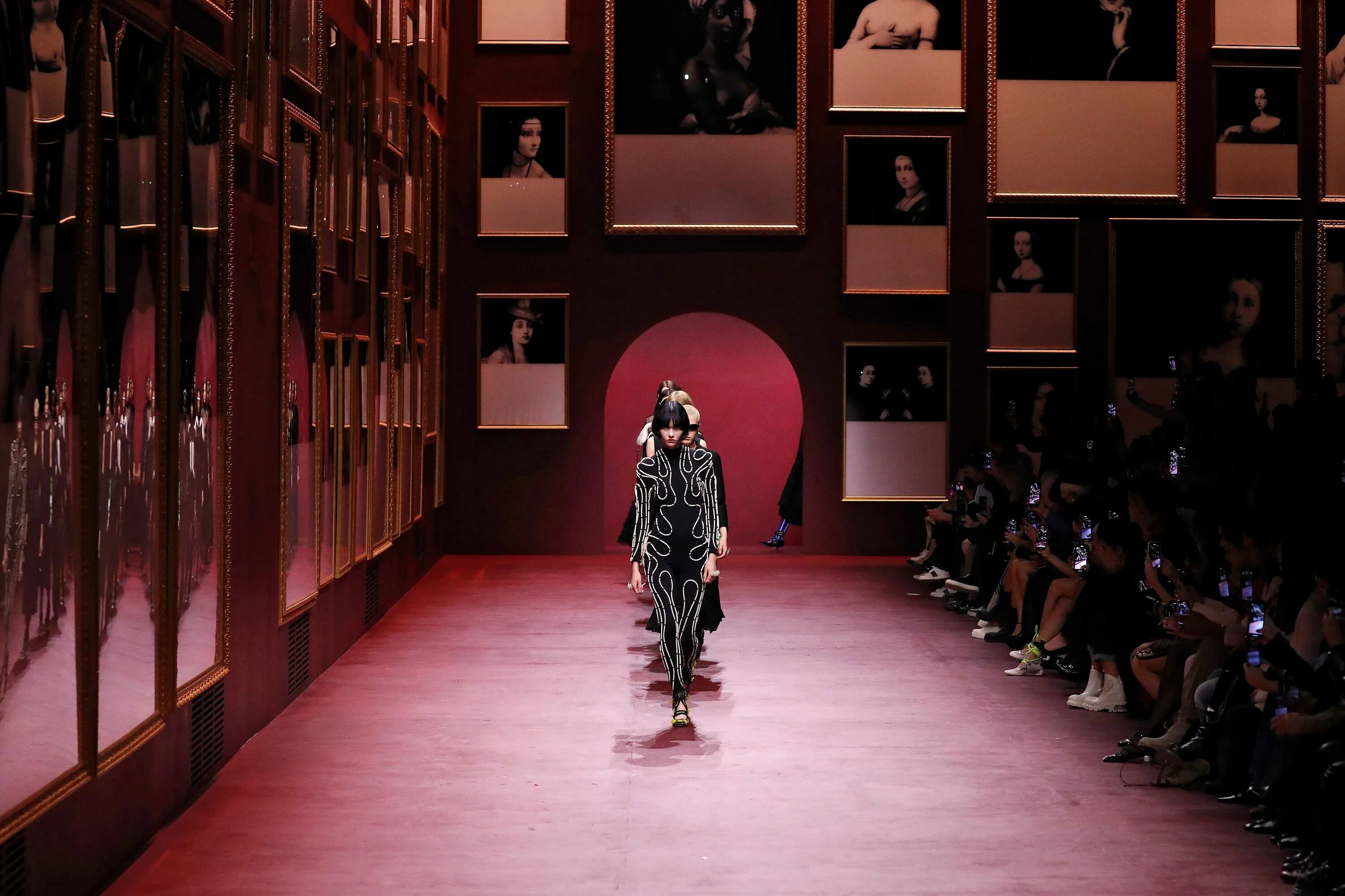 Показ мод 2025 ведущих. Dior fall winter 20252025. dior fall 2025 show. dior autumn-winter 2025-2025. диор 2025.