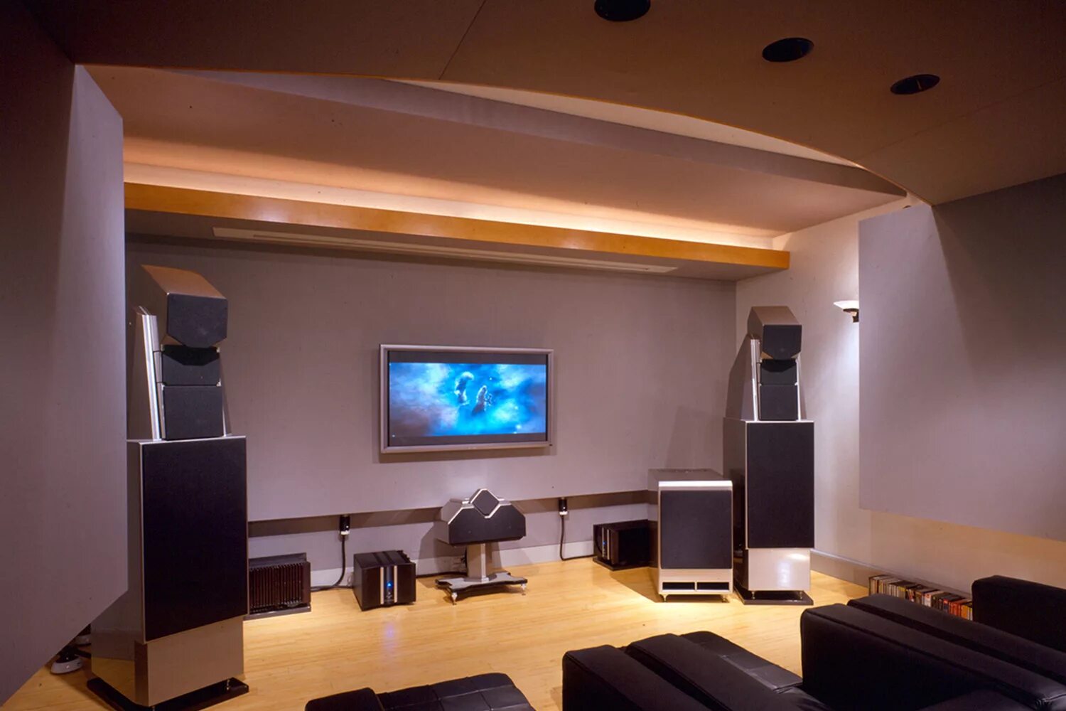 Домашний кинотеатр fi. Домашний кинотеатр Luxman l550a. Домашний кинотеатр Home Theatre dk1030s. Домашний кинотеатр в интерьере гостиной. Встроенная аудиосистема домашнего кинотеатра.