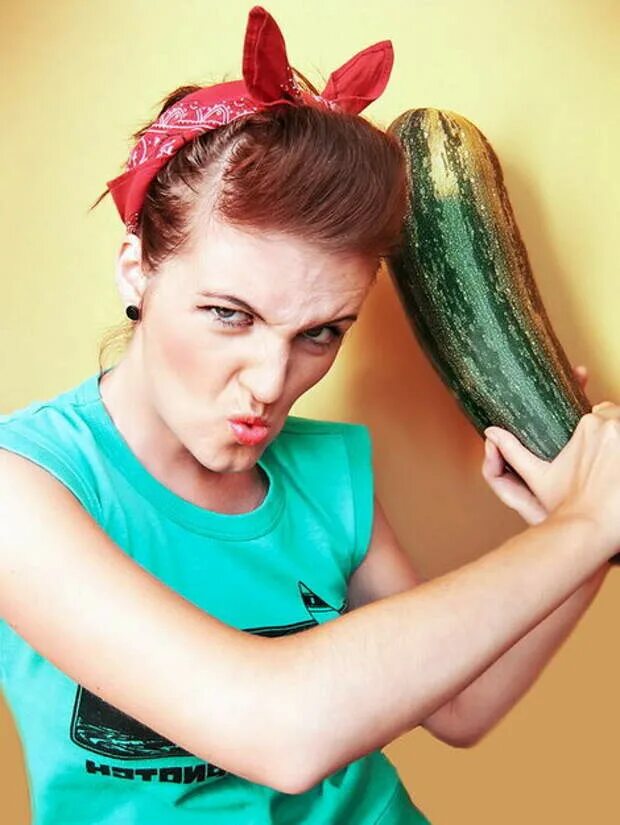 Огуречная баба. Девочка играет с кабачком. Девушку кабачки. Балхаш (balkhash) кабачок. Девушка удивляется.