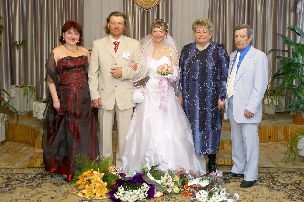 Дворец бракосочетания 2 на фурштатской улице. Загс в заводском районе саратова. Загс родители. Загс родители. Свадебная фотосессия с родителями.