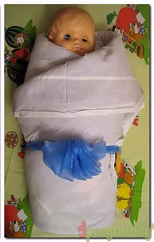 Запеленать ребенка в одеяло. Ребенок завернут в одеяло. Запеленали в одеяло на выписке. Пеленание в одеяло новорожденного. Пеленание в плед на выписку.