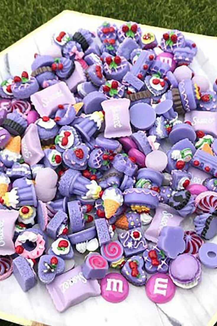 Конфеты слаймы. Фиолетовые сладости. Сиреневые конфеты. Лавандовые конфеты. Фиолетовая конфетка.