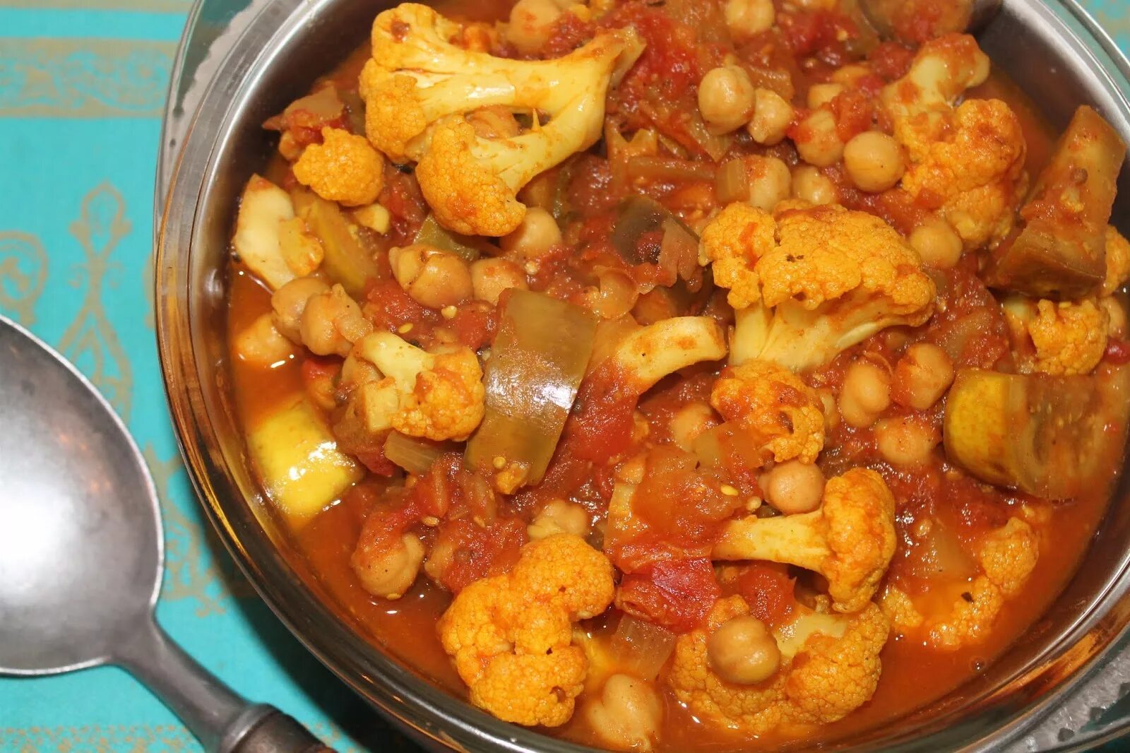 Цветная капуста тушеная с овощами. Цветная капуста карри. Капуста цветнатушеная. Тушеная цветная капуста. Цветная капуста карри.