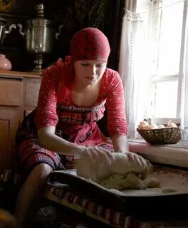 Женщина печет