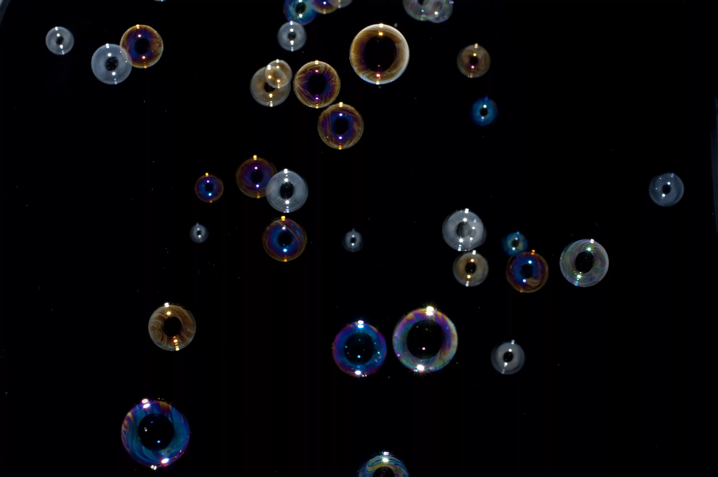 Черные пузырьки. Мыльные пузыри на темном фоне. Пузырьки текстура. Мыльные пузыри текстура. Фон мыльные пузыри.
