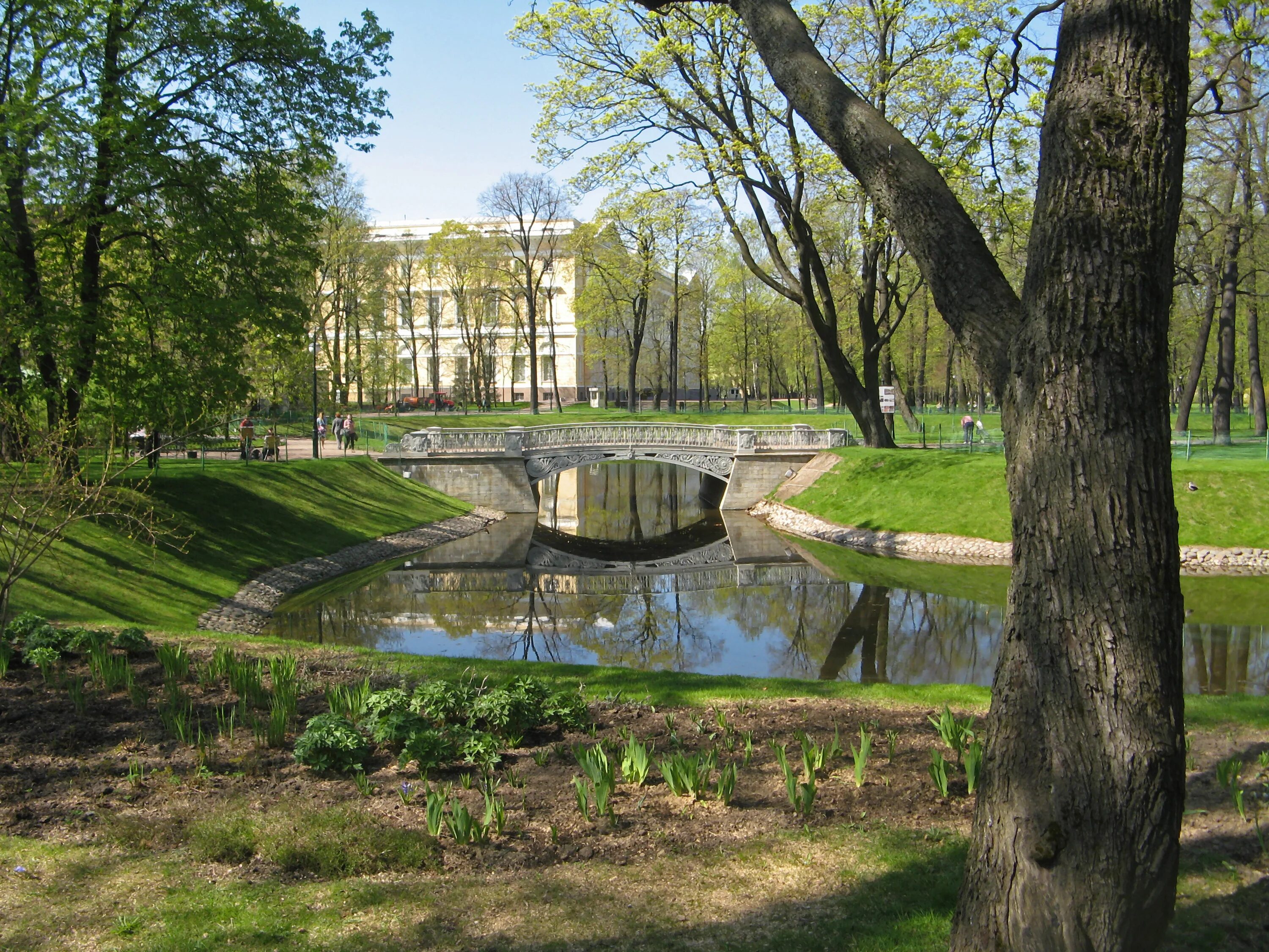 Михайловский сад Санкт-Петербург. Мост в Михайловском саду в Санкт-Петербурге. Михайловский сквер в Москве. Михайловский сад Москва. Михайловский сад москва где находится