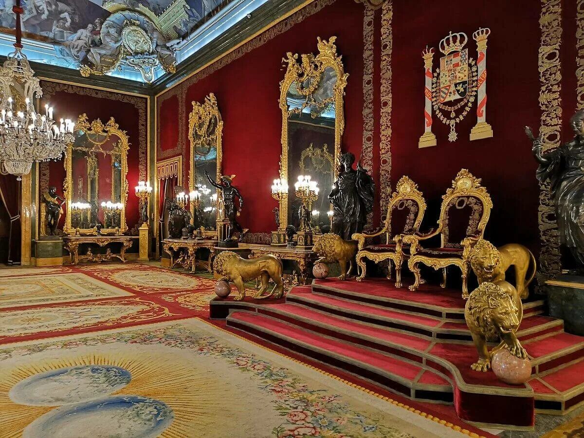 Королевское госп. Королевский дворец в Мадриде Испания. Паласио реаль Королевский дворец. Мадрид дворец короля. Королевский дворец Мадрид залы.