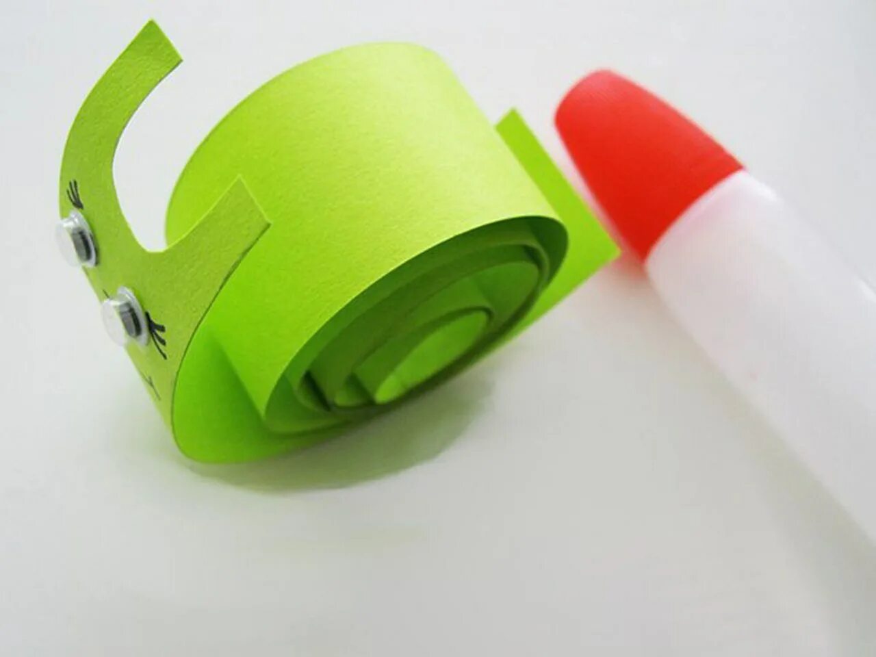 Улитка из цветной бумаги. Улитка из бумаги. Улитка поделка для детей. Объемная улитка из бумаги. Улитка из бумаги.