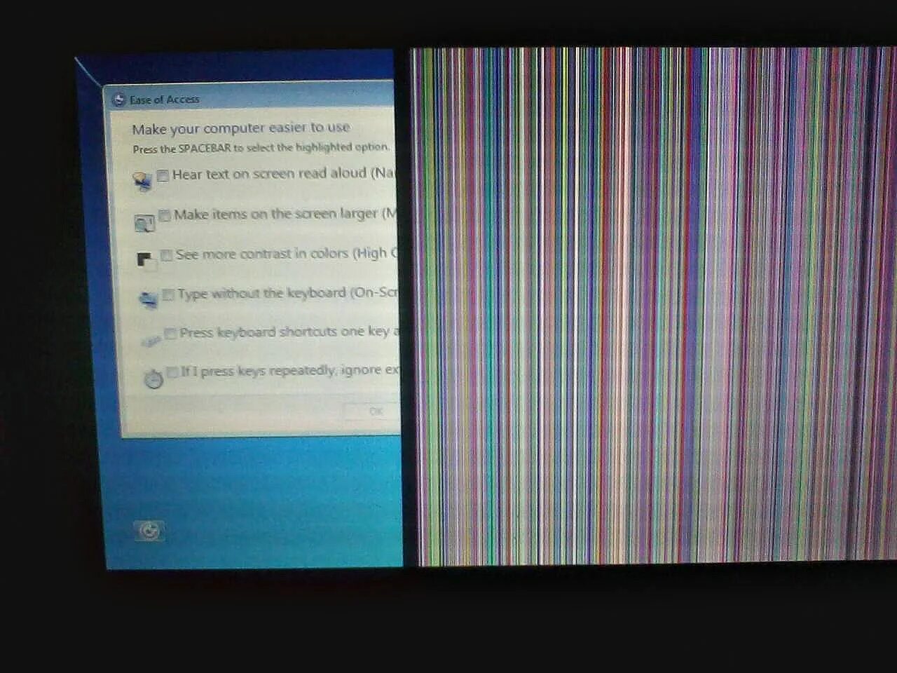 Почему на экране появляются полоски. Вертикальные полосы на экране ноутбука. Вертикальные цветные полосы на мониторе. Полоска на экране монитора. Вертикальные полосы на матрице.