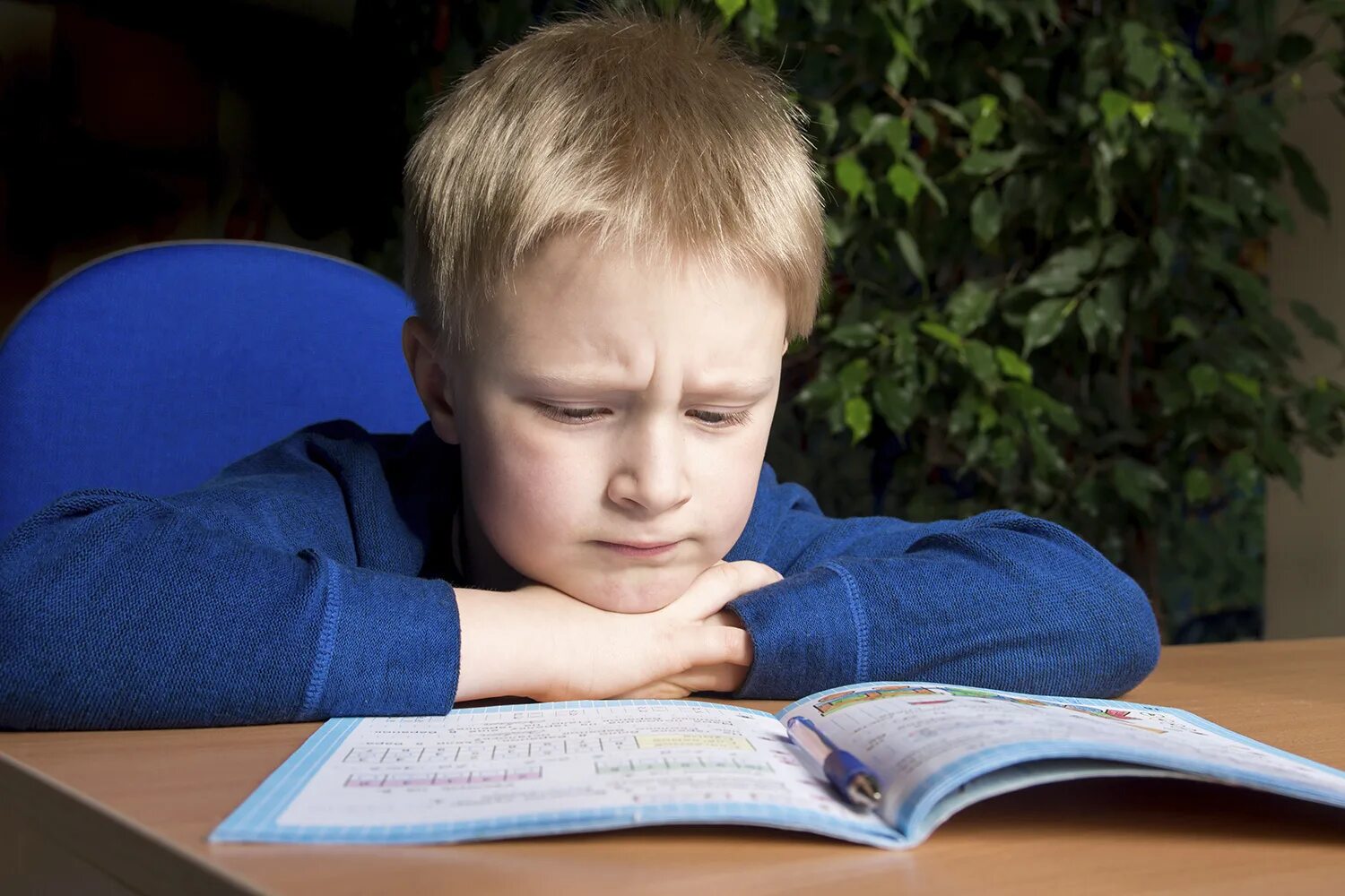 Невнимательный ребенок. Задумчивость ребенок. Внимание дети. Ученик плачет. Ученик.