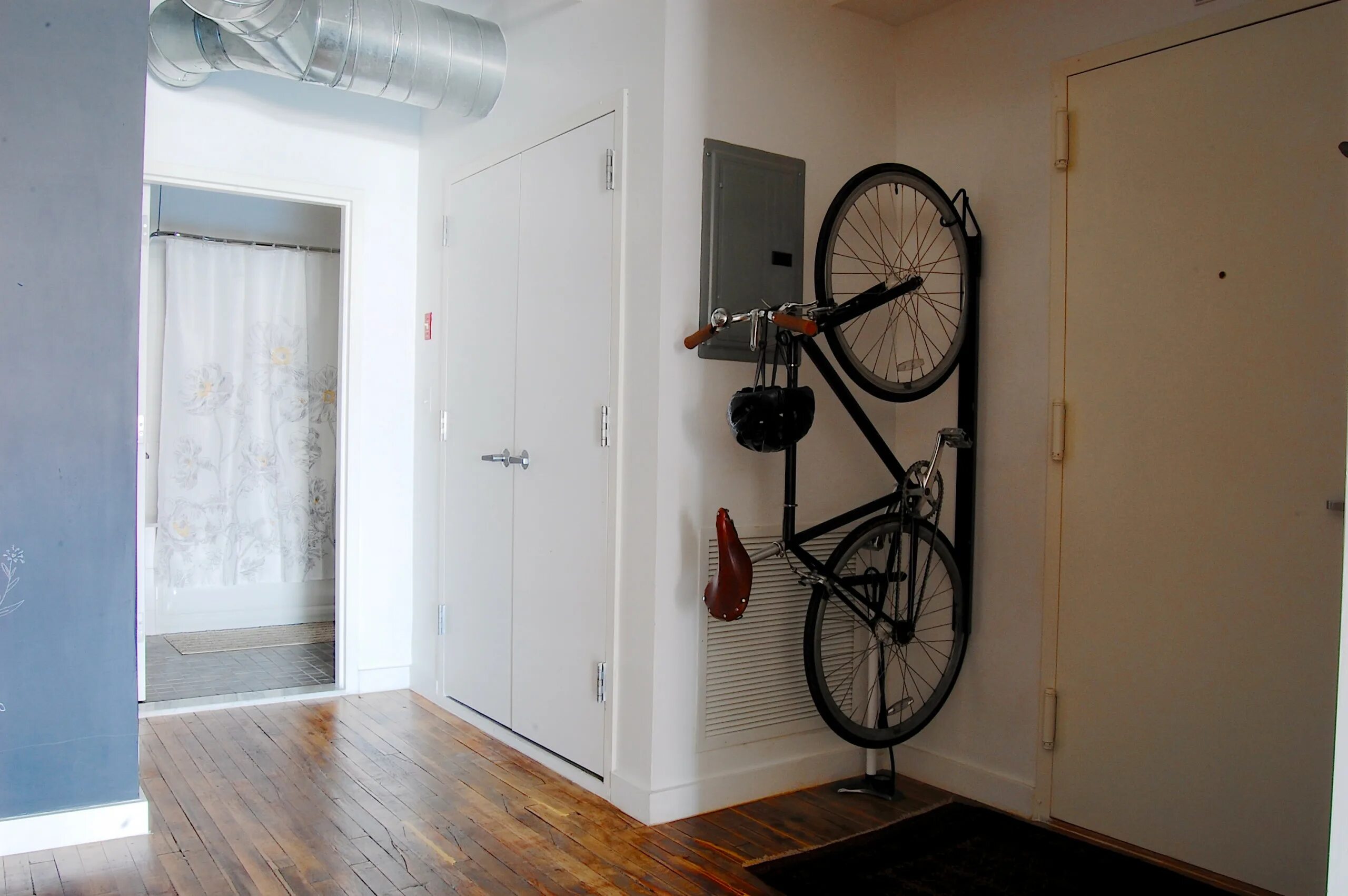 Велосипед в прихожей. Велосипед на стене в интерьере. Место для хранения велосипеда. Хранение велосипедов. Можно свободно разместить в