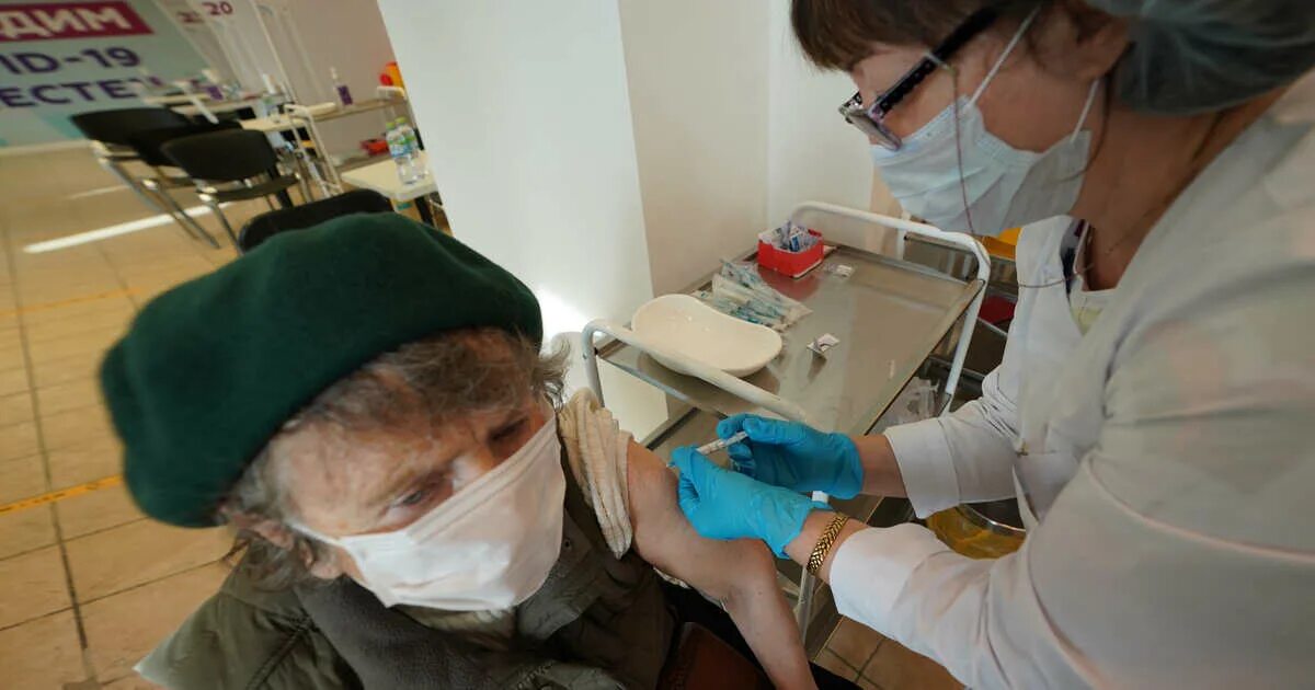 Вакцинация пожилых. Люди старше 60 лет вакцинация. Вакцинация пожилых. Вакцинация пожилых. Вакцинация пожилых людей от коронавируса.