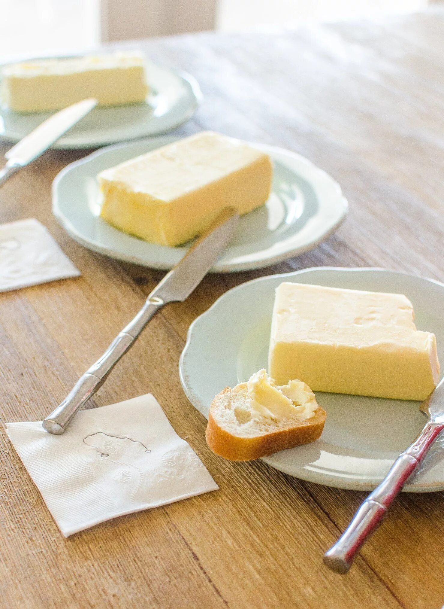 Under the butter. Масло сливочное butter. маргарин. реклама сливочного масла. масло сливочное фон.