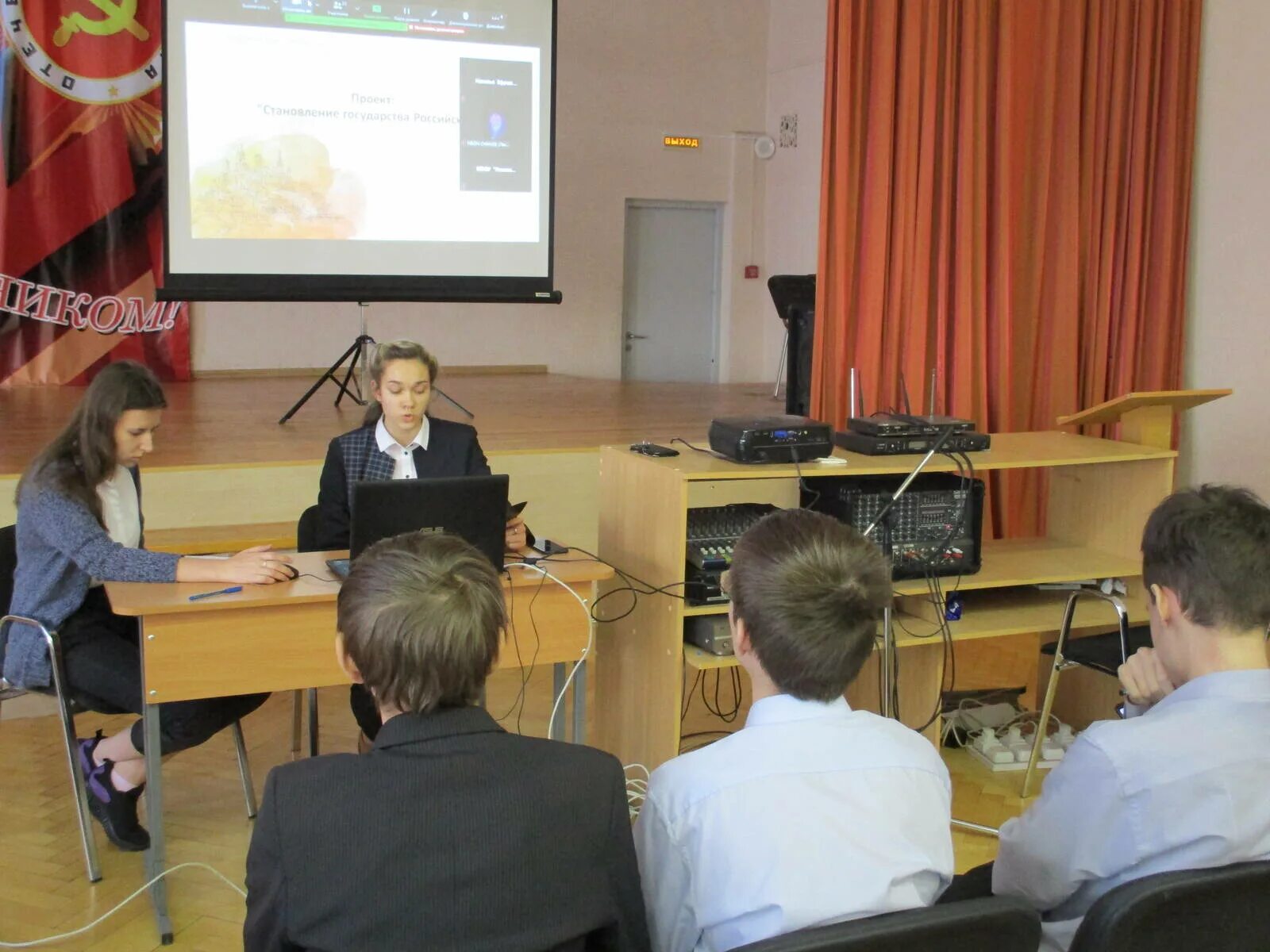 Школьники подрабатывают. Старт работы компании. Компьютер кружок ученик. Сайт школьник работа. Подработка для школьников.