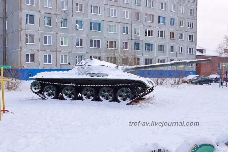 Купить танк в омске. Т-62 Омск. Т-62 во дворе в Омске. Танк во дворе Омска. Танк во дворе Омска на Королева.