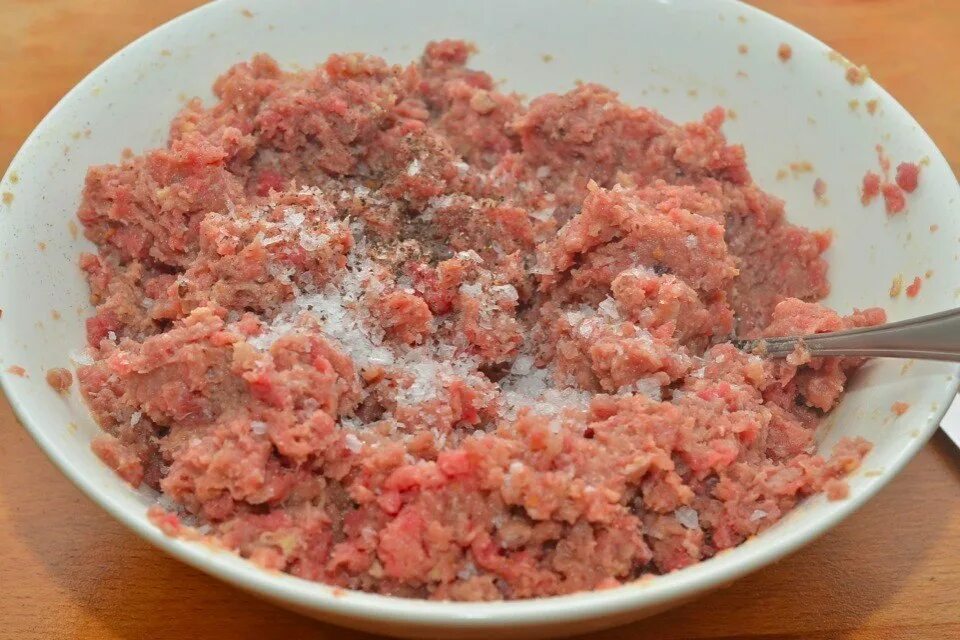 Что добавляют в мясной фарш для котлет. Фарш с луком. фарш готовый. фарш из мяса с луком. фарш с мясом и луком.