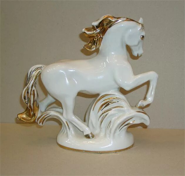Фарфор сувениры. Статуэтка "конь". Статуэтка белый конь. Белый конь фарфор. Конь антиквариат.