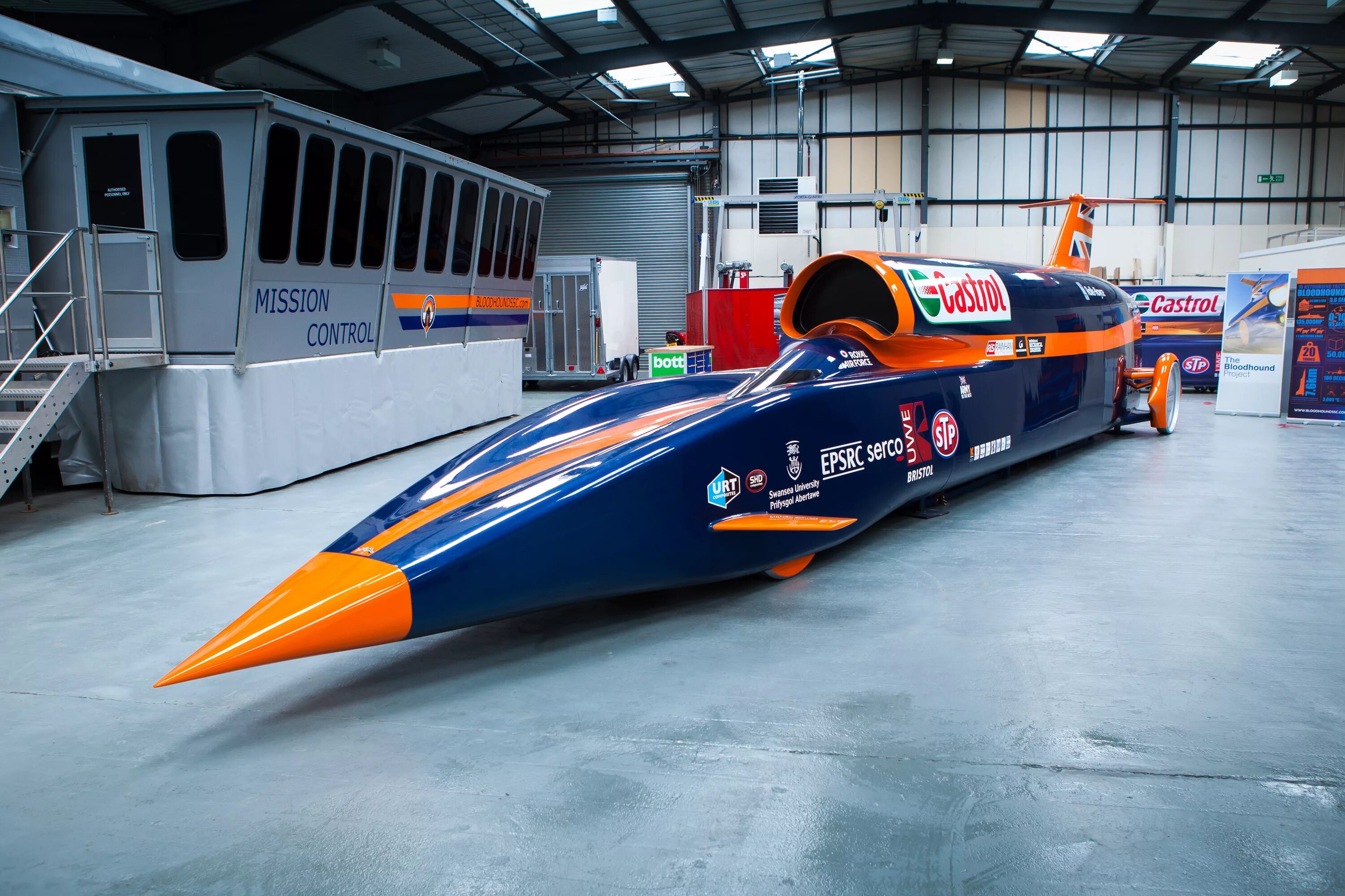 Машина Bloodhound SSC. Бладхаунд ССЦ. Сверхзвуковой автомобиль Bloodhound SSC. Реактивный Болид Bloodhound. Фаст кар