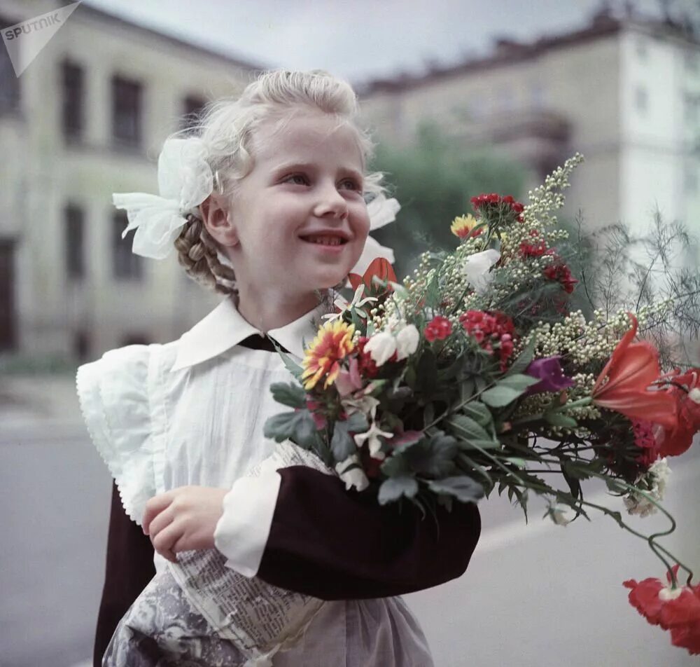 Школьные годы дети. Советские школьники 1 сентября. Первоклассница. Первоклассница СССР. Букет для первоклассницы.