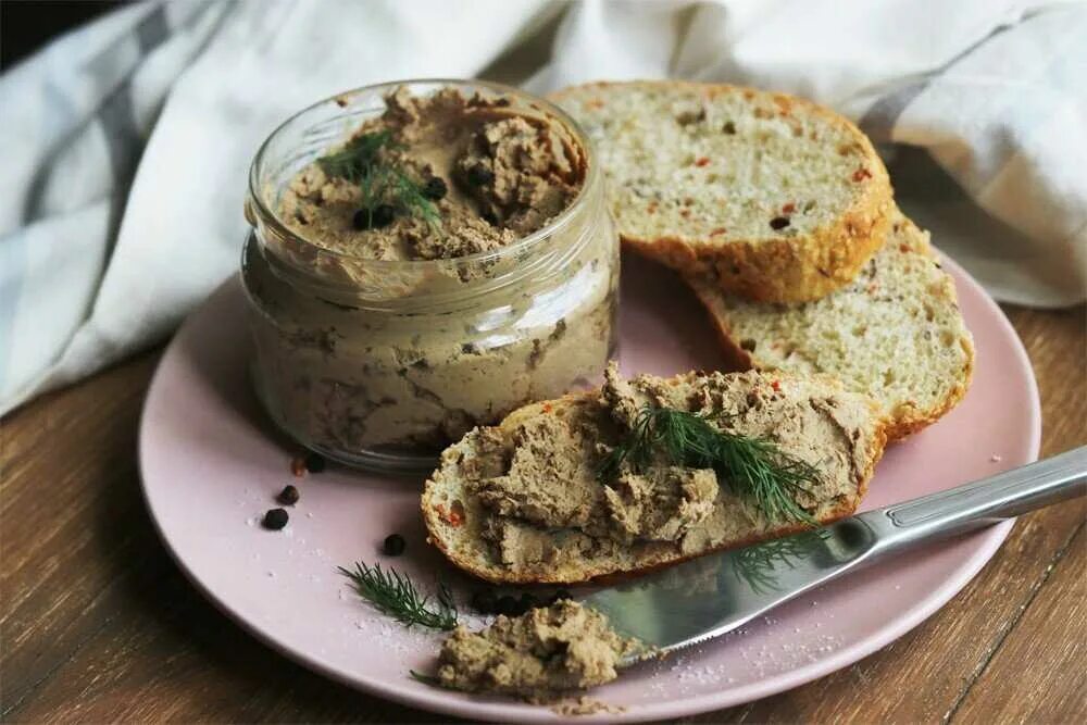 Паштет с грибами куриный рецепты. Домашний шпротный паштет. печёночный паштет из куриной печени с маслом. шпротный паштет из шпрот. домашний паштет из куриной печени.