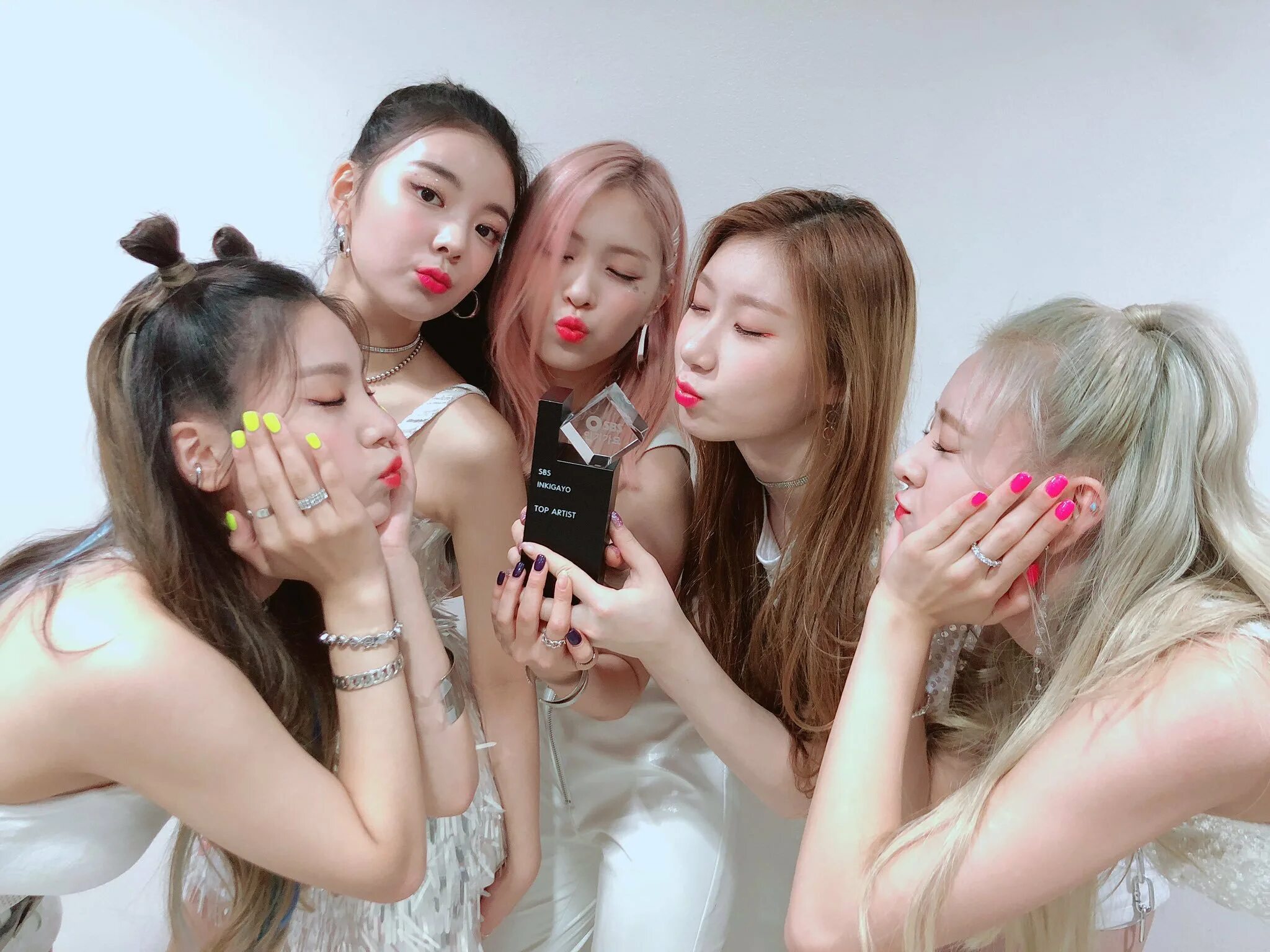 Itzy weapon. Группа itzy 2025. itzy midzy. itzy and blackpink. itzy макнэ.