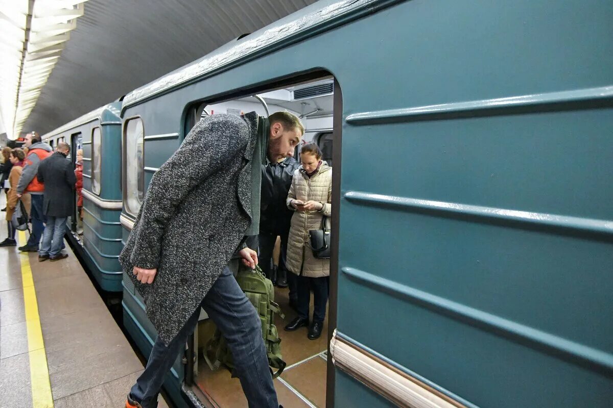 Самый крупный человек в россии. Высокие люди в метро. Самый высокий человек в России. Самый высокий человек в метро. Самый высокий человек в Росси.
