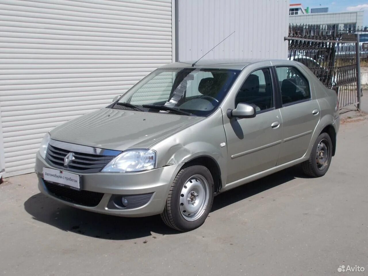 Авито смоленск купить машину. Рено Логан 2002г. Renault Logan 2002. Рено Логан 10 года с пробегом. Renault Logan 2012 года.